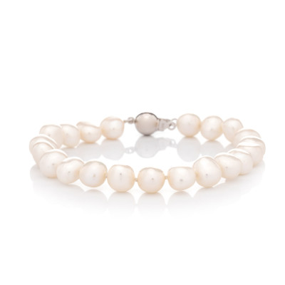 The charm of pearls wins among fashion accessories